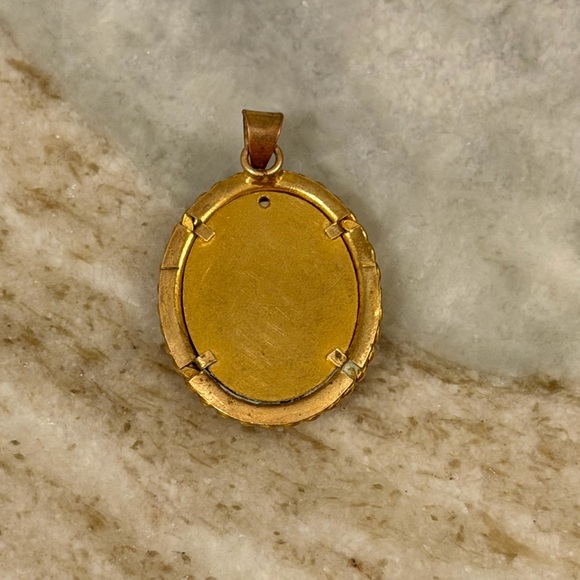Vintage Gold Cameo Pendant - Picture 4 of 5